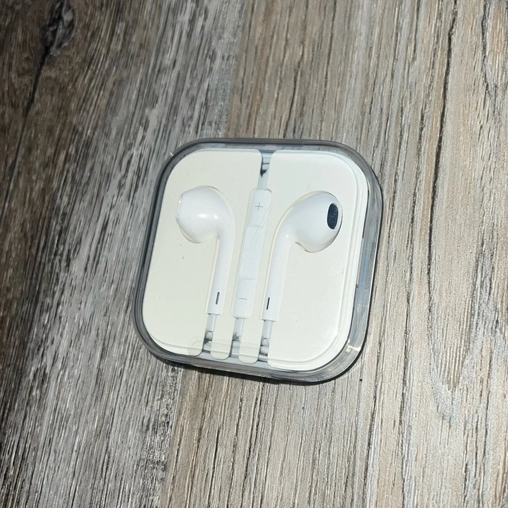 NWT Apple iPhone 6S plug in headphones